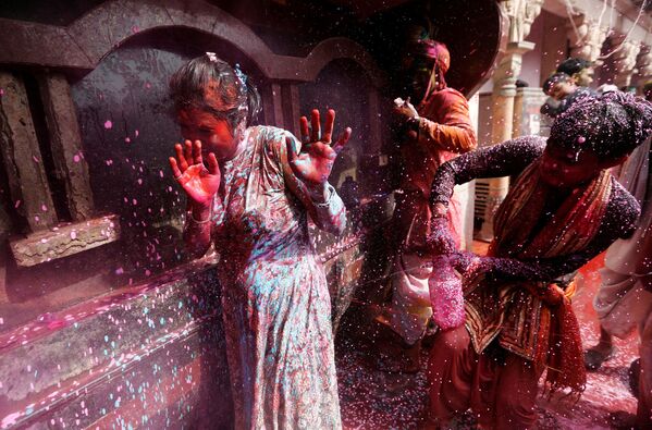 Indiano pulveriza água colorida durante o festival religioso Holi, na cidade indiana de Nandgaon - Sputnik Brasil