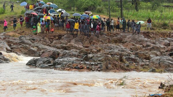 Moçambicanos à beira de um rio após o ciclone Idai - Sputnik Brasil