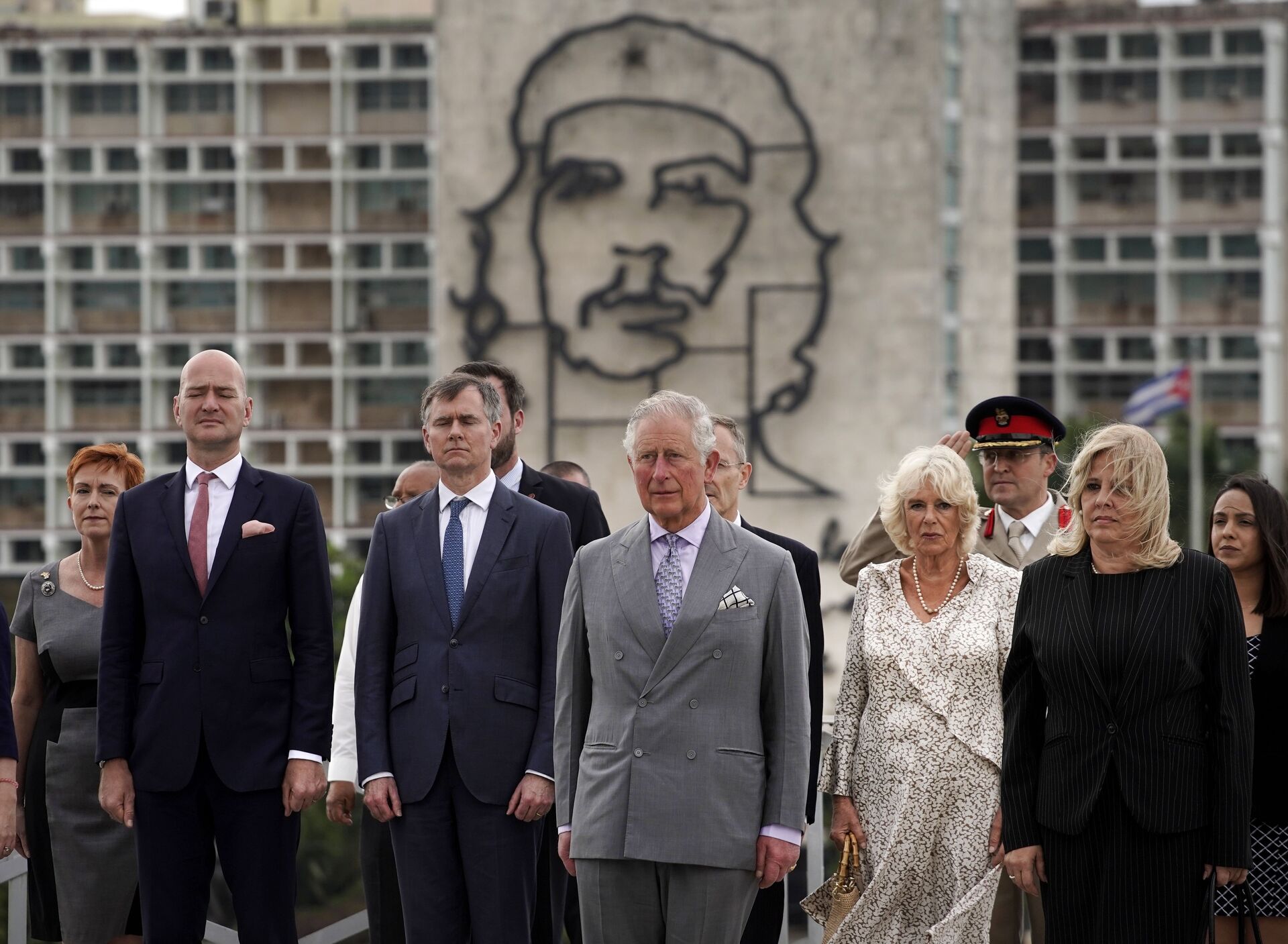 O príncipe Charles (de terno cinza) e a duquesa Camilla (de branco) visitam o Memorial José Martí, em Havana, em Cuba, em 24 de março de 2019 - Sputnik Brasil, 1920, 08.09.2022