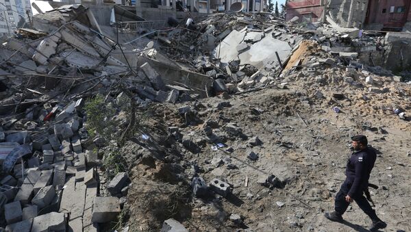 Policial do Hamas perto dos escombros de um prédio após o ataque israelense contra a cidade de Gaza - Sputnik Brasil