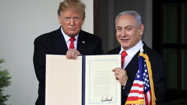 U.S. President Donald Trump and Israel's Prime Minister Benjamin Netanyahu hold up a proclamation recognizing Israel's sovereignty over the Golan Heights as Netanyahu exits the White House from the West Wing in Washington, U.S. March 25, 2019 - Sputnik Brasil