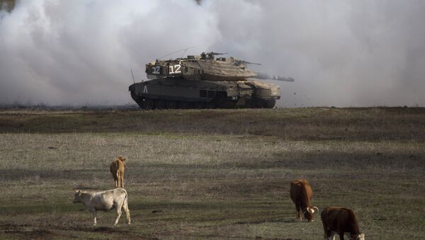 Tanque israelense Merkava Mark 4 durante exercícios na parte das Colinas de Golã ocupada por Israel, na fronteira com a Síria (foto de arquivo) - Sputnik Brasil