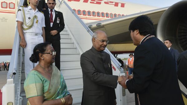 O presidente da índia, Ram Nath Kovind, desembarca na Bolívia e é recebido pelo seu homólogo boliviano Evo Morales. - Sputnik Brasil