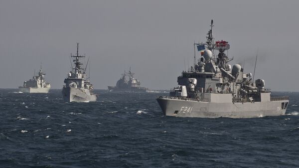 Navios militares da OTAN durante exercícios navais no mar Negro perto do porto romeno de Constanta - Sputnik Brasil