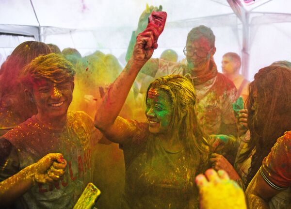 Pessoas aproveitam o festival das cores Holi Mela no Centro de Cultura Indiana em Moscou - Sputnik Brasil