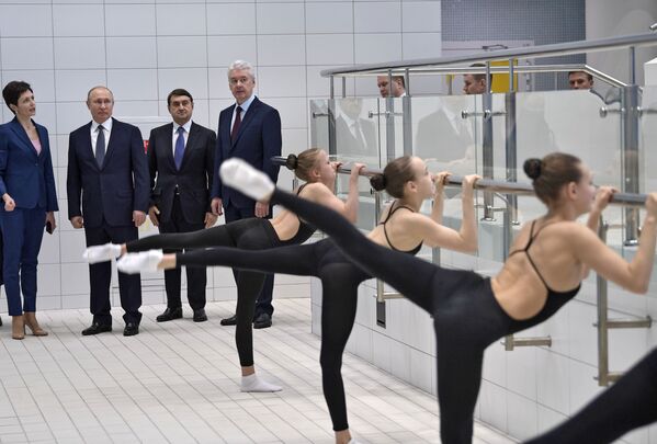 O presidente da Rússia, Vladimir Putin, visita o Centro Olímpico de Nado Artístico de A. Davydova - Sputnik Brasil