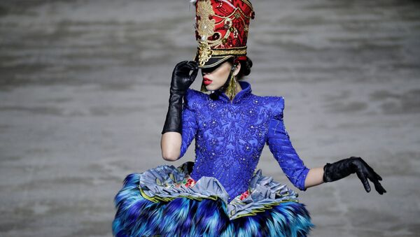 Modelo apresenta a nova coleção de Hu Sheguang durante a Semana de Moda em Pequim - Sputnik Brasil