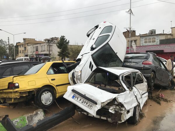 Carros virados por inundação na cidade iraniana de Xiraz - Sputnik Brasil