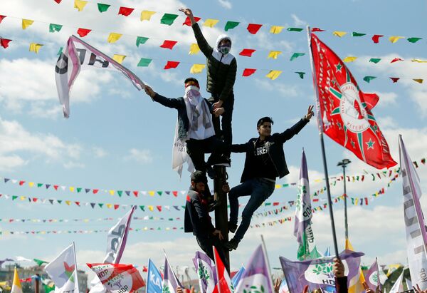Pessoas se juntam para participar de Noruz – festa tradicional da Ásia Central que celebra o Ano Novo do calendário persa e marca a renovação da natureza - Sputnik Brasil