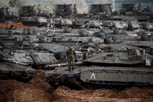 Soldado israelense sobre um tanque perto da fronteira com a Faixa de Gaza - Sputnik Brasil