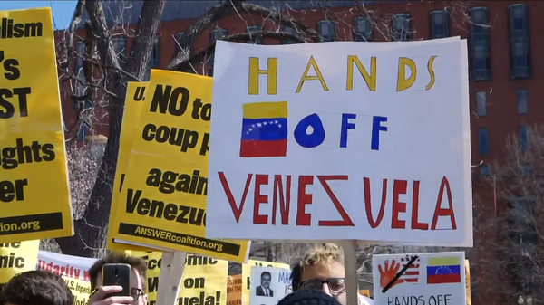 Manifestantes em Washington, DC, durante protesto contra a postura ameaçadora dos EUA em relação à Venezuela  - Sputnik Brasil