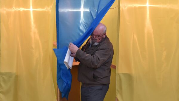 Eleitor é fotografado deixando uma cabine em zona de votação na cidade de Lviv, durante as eleições presidenciais na Ucrânia. - Sputnik Brasil