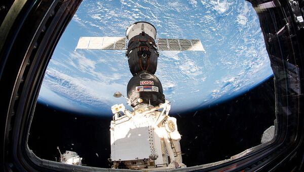 Nave espacial Soyuz MS-12 acoplada à Estação Espacial Internacional - Sputnik Brasil