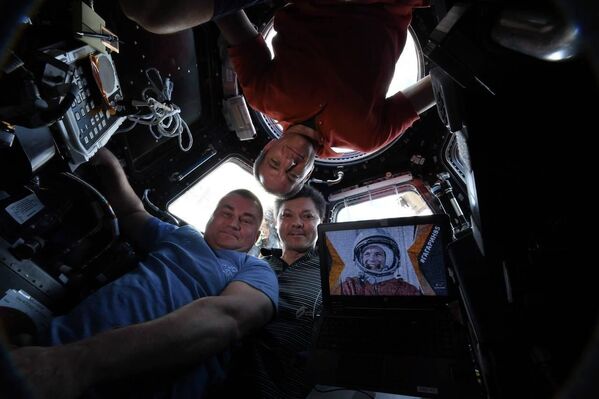 O selfie dos astronautas Oleg Kononenko, Aleksei Ovchinin e David Saint-Jacques tirado da Estação Espacial Internacional - Sputnik Brasil
