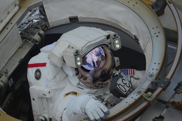 Astronautas Anne McClain e Nick Hague saem para o espaço aberto - Sputnik Brasil