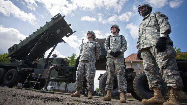 Soldados dos EUA  na frente da bateria de mísseis Patriot - Sputnik Brasil