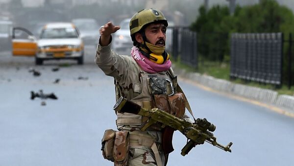 Militar afegão ao lado do parlamento em Cabul - Sputnik Brasil