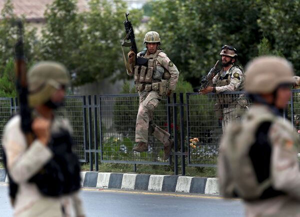 Forças de segurança afegãs patrulham território após explosão ao lado do parlamento em Cabul - Sputnik Brasil