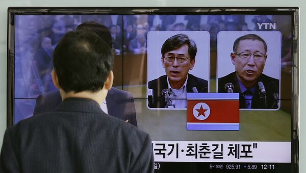 Um homem acompanha em Seul o noticiário sobre as prisões de dois sul-coreanos na Coreia do Norte. - Sputnik Brasil