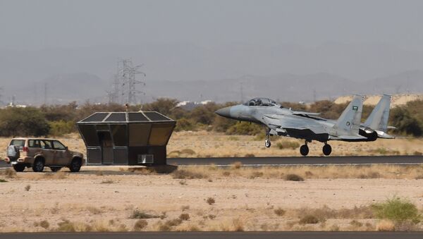 Um avião de caça saudita F-15 pousando na base aérea militar de Khamis Mushayt, a cerca de 880 quilômetros da capital Riade. - Sputnik Brasil