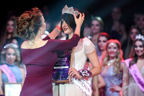 A primeira-vice-miss do concurso Miss Internacional Mini 2019, Maria Samarkina, recebe coroa durante cerimônia de premiação em Moscou - Sputnik Brasil