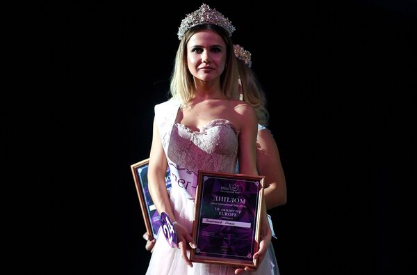 A segunda-vice-miss do concurso Miss Internacional Mini 2019, Anastasiya Novak, posa com prêmio na passarela em Moscou - Sputnik Brasil