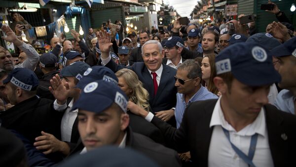 Primeiro ministro israelense, Benjamin Netanyahu, é escoltado por seguranças durante visita ao mercado de Hatikva, em Tel Aviv, Israel, 2 de abril de 2019 - Sputnik Brasil