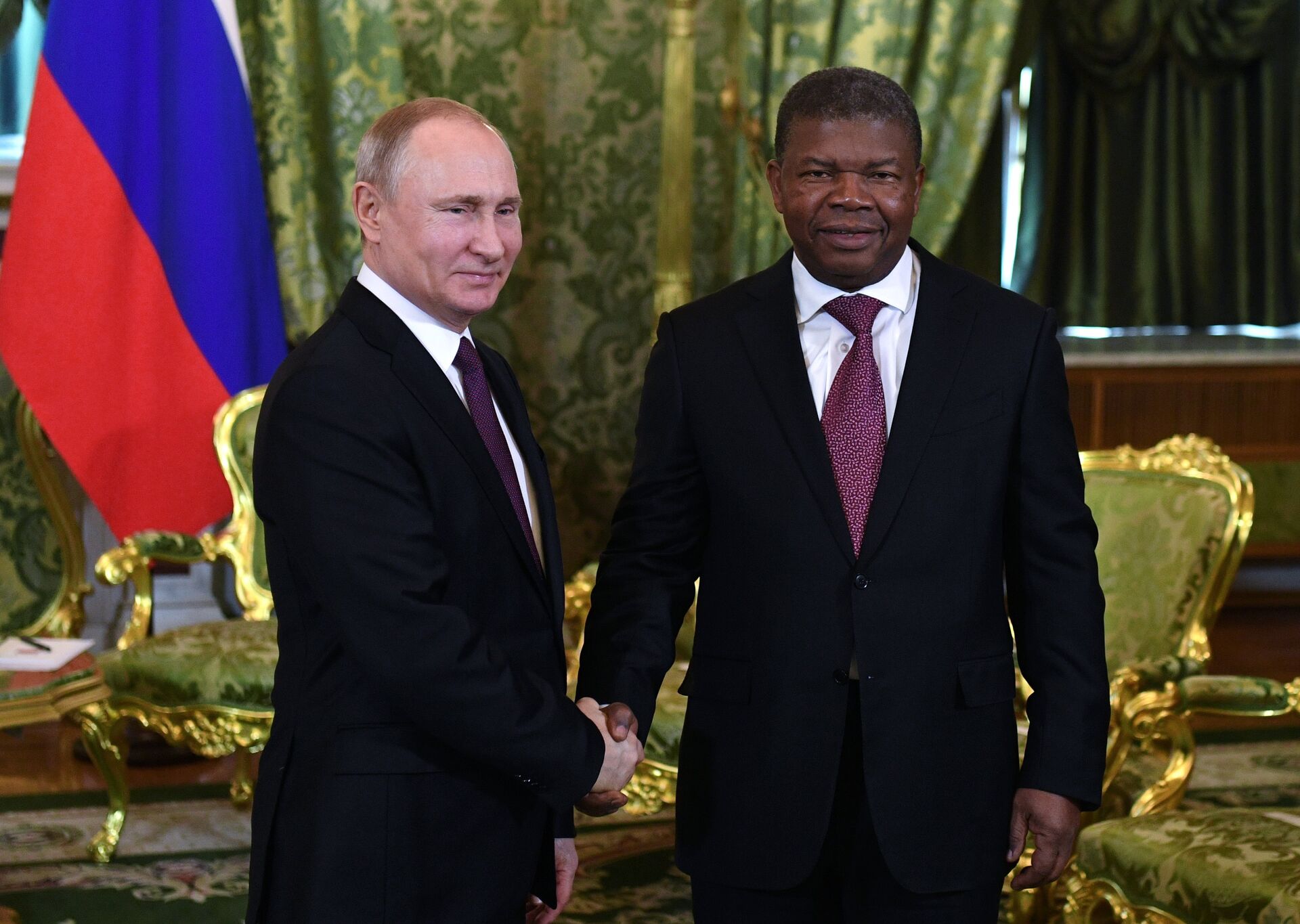Presidente da Rússia, Vladimir Putin, e presidente de Angola, João Lourenço, durante encontro em Moscou, 4 de abril de 2019 - Sputnik Brasil, 1920, 15.11.2021