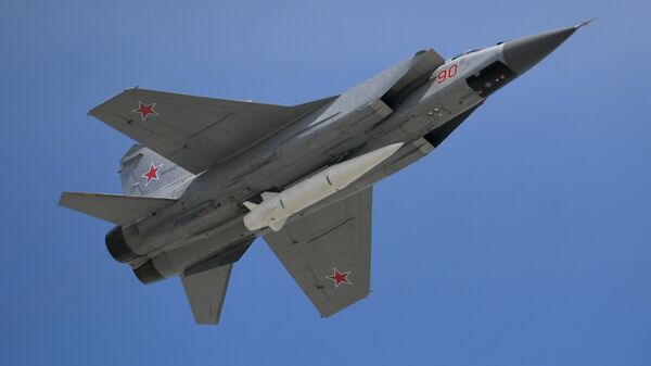 Caça russo MiG-31 armado com o míssil hipersônico Kinzhal - Sputnik Brasil