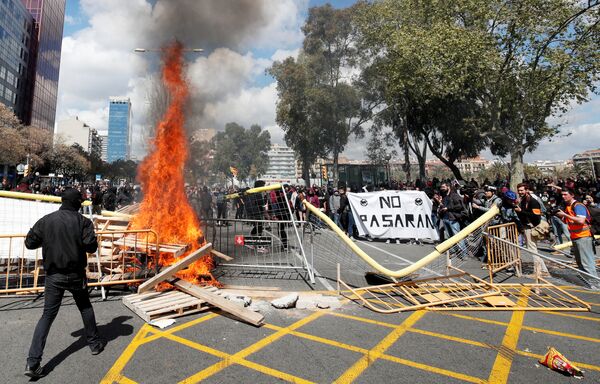Barricada em chamas é fotografada na Catalunha - Sputnik Brasil