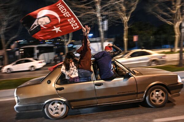 Apoiadores acenam bandeira com foto do presidente turco - Sputnik Brasil
