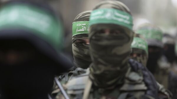 Atiradores palestinos do Hamas comparecem ao velório de seis combatentes mortos em confrontos com as forças de Israel. - Sputnik Brasil