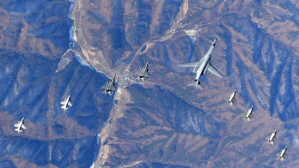 Aeronaves norte-americanas e sul-coreanas voam sobre a península coreana - Sputnik Brasil