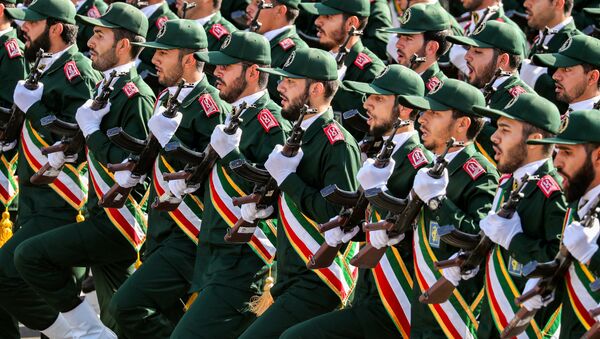 Membros do Corpo de Guardiões da Revolução Islâmica (IRGC) marcham durante desfile militar anual, em Teerã, Irã, 22 de setembro de 2018 - Sputnik Brasil