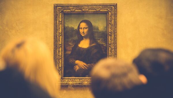 Pessoas observam a obra de Leonardo Da Vinci, Mona Lisa - Sputnik Brasil
