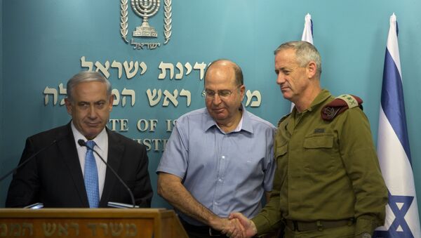Lieutenant General Benny Gantz, then Israel's chief of staff, shakes the hand of defence minister Moshe Yaalon at a press conference with Benjamin Netanyahu in 2014 - Sputnik Brasil