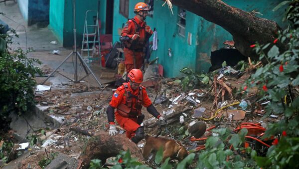 Equipe de resgate com cães em área de deslizamento de terra no Rio de Janeiro (foto de arquivo) - Sputnik Brasil