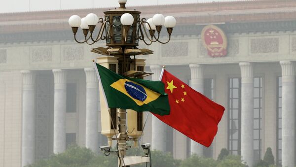 Bandeiras da China e do Brasil - Sputnik Brasil