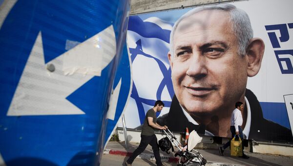 A man walks by an election campaign billboard showing Israel's Prime Minister Benjamin Netanyahu, the Likud party leader, in Tel Aviv, Israel, Sunday, April 7, 2019 - Sputnik Brasil