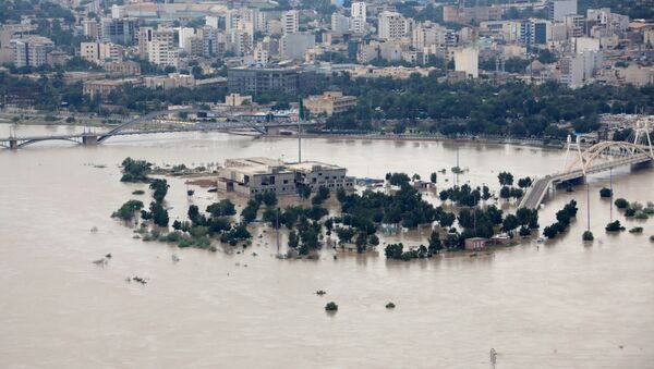 Inundação na área do rio Karun, em Ahvaz, capital da província iraniana do Khuzistão, em 9 de abril de 2019 - Sputnik Brasil