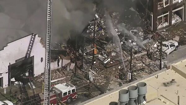 Prédio pega fogo e desaba parcialmente após explosão de gás no centro de Durham, na Carolina do Norte, EUA - Sputnik Brasil