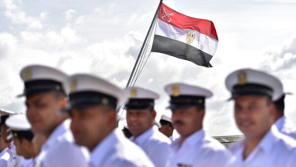 Os soldados egípcios durante hasteamento da bandeira no cruzeiro militar BPC Anwar el Sadate. - Sputnik Brasil