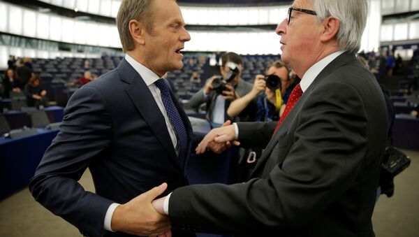 European Commission President Jean-Claude Juncker (R) talks with European Council President Donald Tusk ahead of a debate on the outcome of the latest European Summit on Brexit, at the European Parliament in Strasbourg, France, March 27, 2019 - Sputnik Brasil