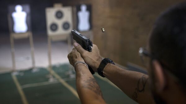 Atirador durante sessão de tiros em um clube de armas no Brasil - Sputnik Brasil