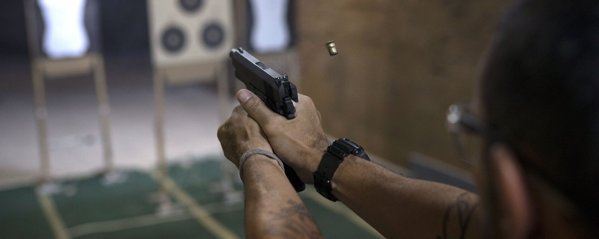 Atirador durante uma sessão de tiros em um clube de armas no Brasil - Sputnik Brasil, 1920, 01.01.2024