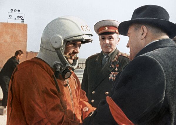 O engenheiro-chefe de foguetes e naves soviético, Sergei Korolev, faz recomendações para Yuri Gagarin antes do voo para a órbita terrestre - Sputnik Brasil