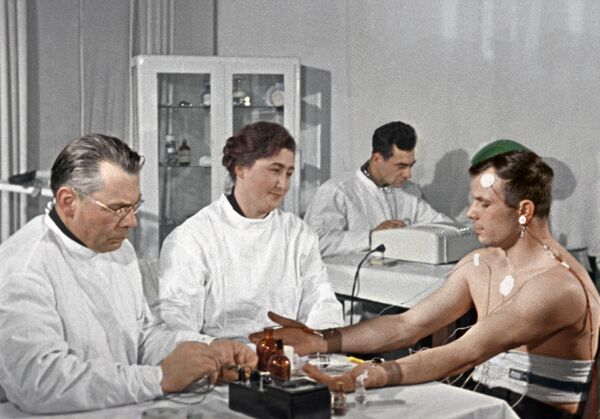 O cosmonauta Yuri Gagarin recebe consulta médica antes de voar para o espaço. Sequência do documentário O primeiro voo às estrelas do diretor cinematográfico Igor Gostev - Sputnik Brasil