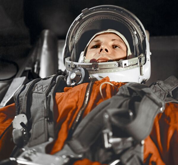 O primeiro cosmonauta, Yuri Gagarin, e o substituto, German Titov, seguem para a posição de decolagem do veículo lançador espacial com a nave espacial Vostok-1 - Sputnik Brasil