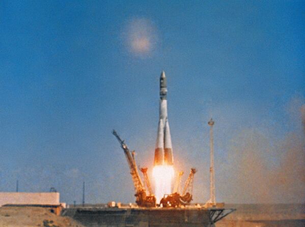 Lançamento do foguete portador Vostok com a nave espacial Vostok-1, a bordo da qual o cosmonauta soviético Yuri Gagarin se tornou o primeiro homem a viajar no espaço. Cena de documentário - Sputnik Brasil