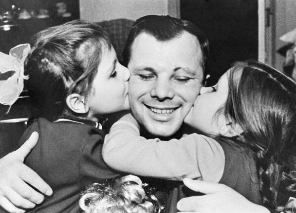 Cosmonauta soviético Yuri Gagarin abraçado por duas filhas – Lena e Galya - Sputnik Brasil
